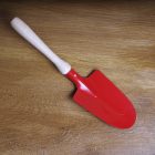 Homokozó ásó 22 cm-es nyéllel - PIROS, fém