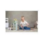 Emeletes fa parkolóház lifttel és járművekkel Jabadabado