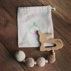 BABA RÁGÓKA HORGOLT GOLYÓKKAL ÉS NATÚR FA ŐZZEL