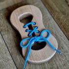 Oktató cipőfűző fából - magyar kézműves termék