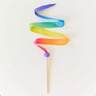 Sarah's Silks selyemjáték, varázspálca szivárványos szalaggal és golyóval 